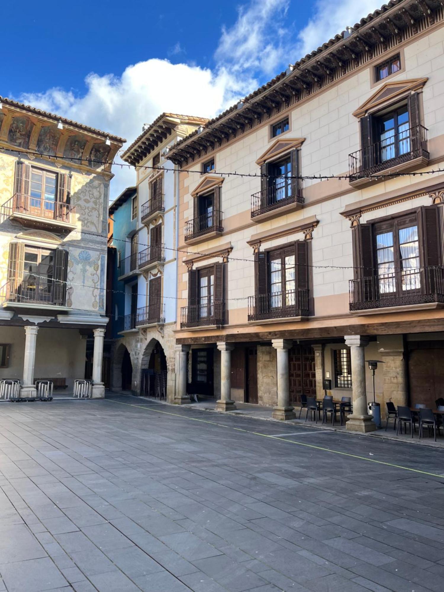 Apartamentos Angelus Plaza Mayor De Graus Exterior photo